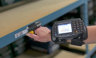 Um ring scanner ou scanner de anel se ajusta ao dedo do operador através de uma tira