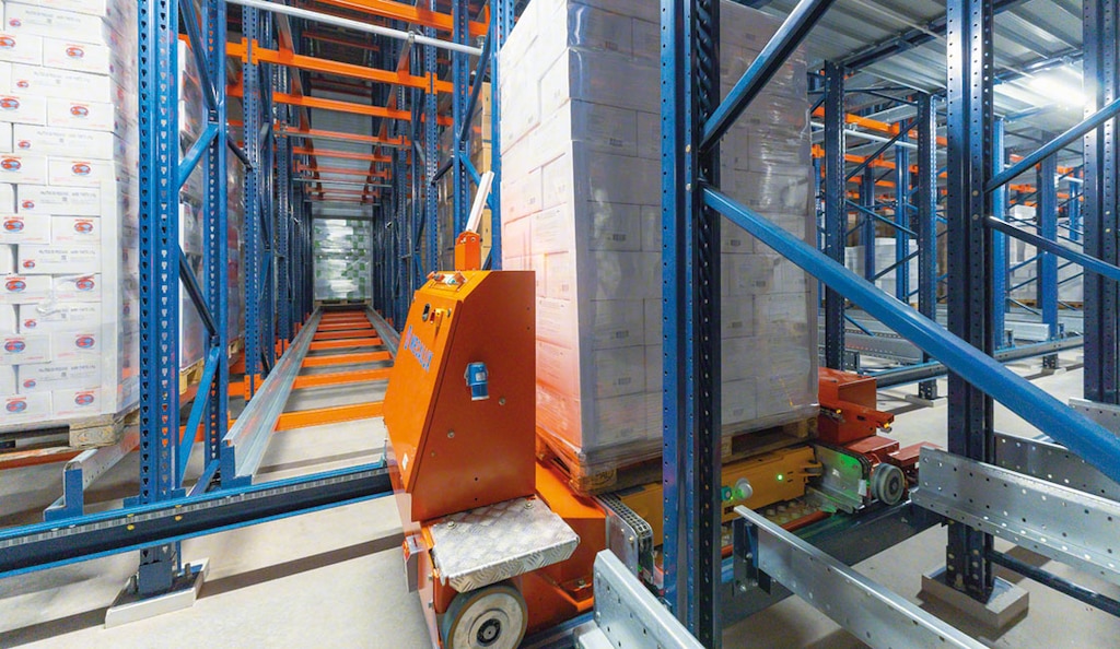 Un Pallet Shuttle automático es un robot logístico que dinamiza la ubicación y extracción de productos de las estanterías