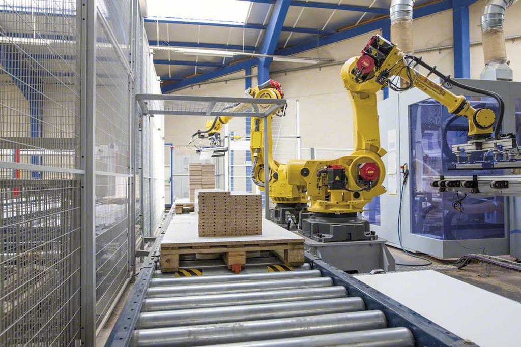 O robô antropomórfico no armazém da Euréquip classifica e empilha os painéis para a montagem de móveis