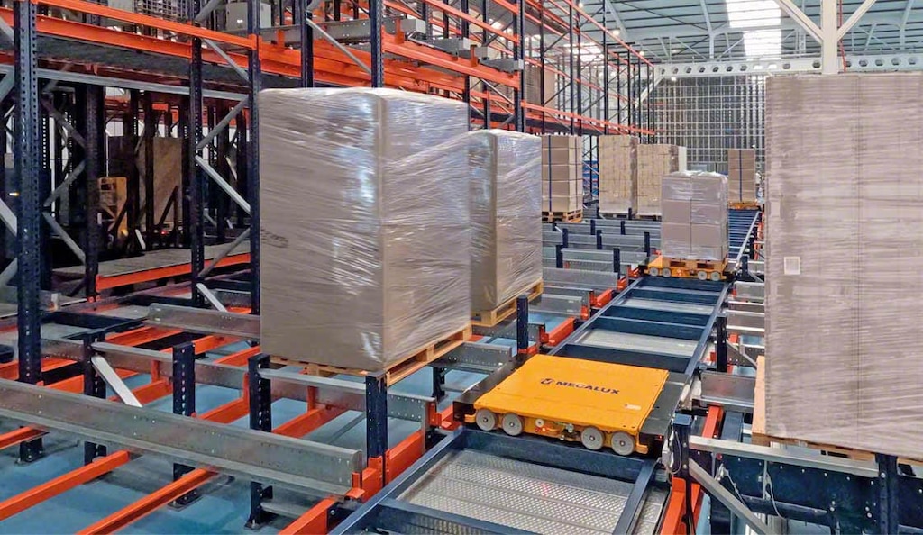 O robot as a service pode contar com sistemas como o Pallet Shuttle Automático 3D para automatizar a entrada e saída de paletes