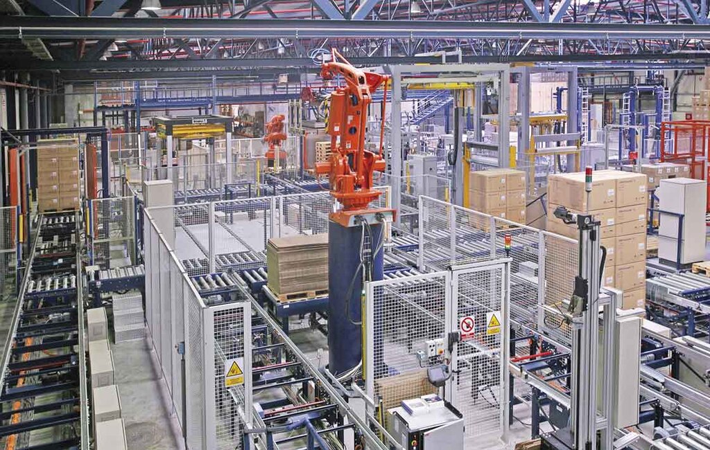 A robotização, tanto de gerenciamento quanto de operações, é imprescindível em armazéns com um alto desempenho