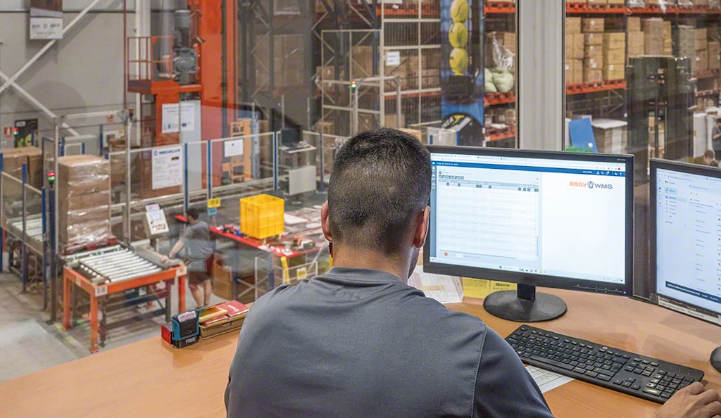 Um sistema de gerenciamento de armazém ajuda a implementar o modelo SCOR