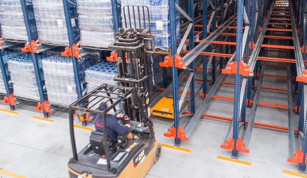 As empilhadeiras foram equipadas com um pórtico de segurança que protege o pessoal contra a eventual queda de mercadoria