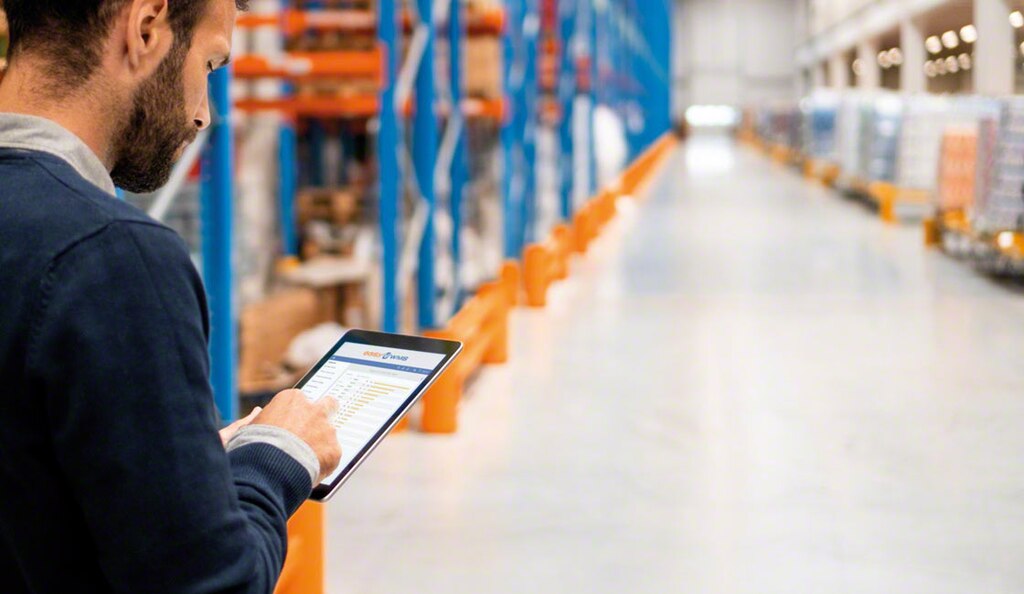Os operadores utilizam sistemas de gerenciamento de inventário para garantir o controle do estoque
