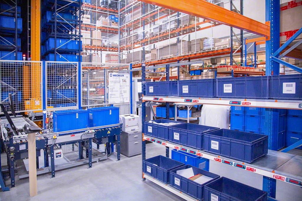 O WMS é integrado com os sistemas de armazenagem e com outras soluções tecnológicas do armazém, como os dispositivos pick-to-light