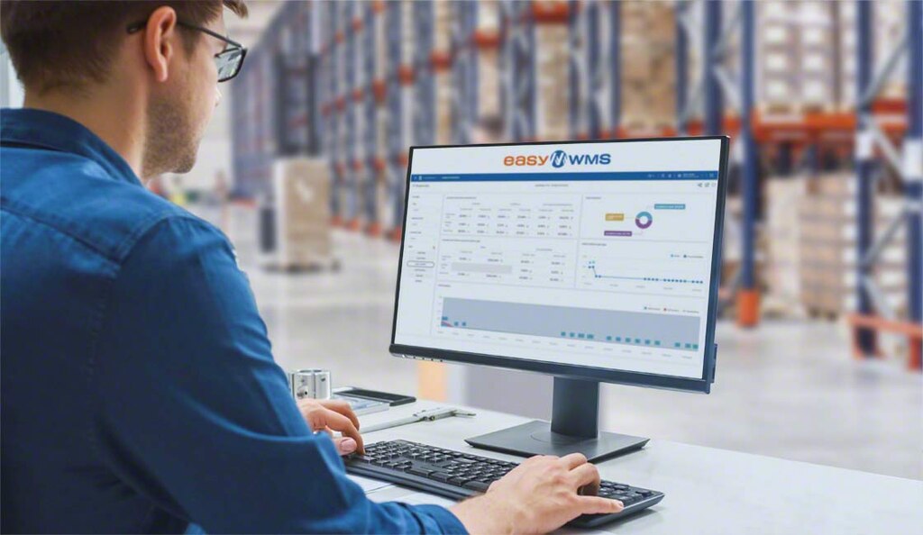 Um sistema de gerenciamento de armazém mantém o inventário atualizado em tempo real