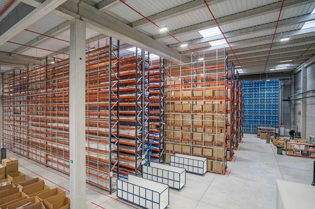 Em um mesmo armazém, estantes para paletes e um armazém automático de caixas (caixas na cor azul)