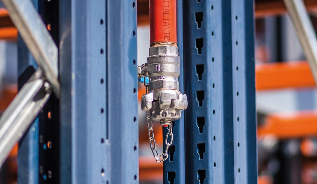 A supressão apaga incêndios sem danificar mercadorias ou equipamentos