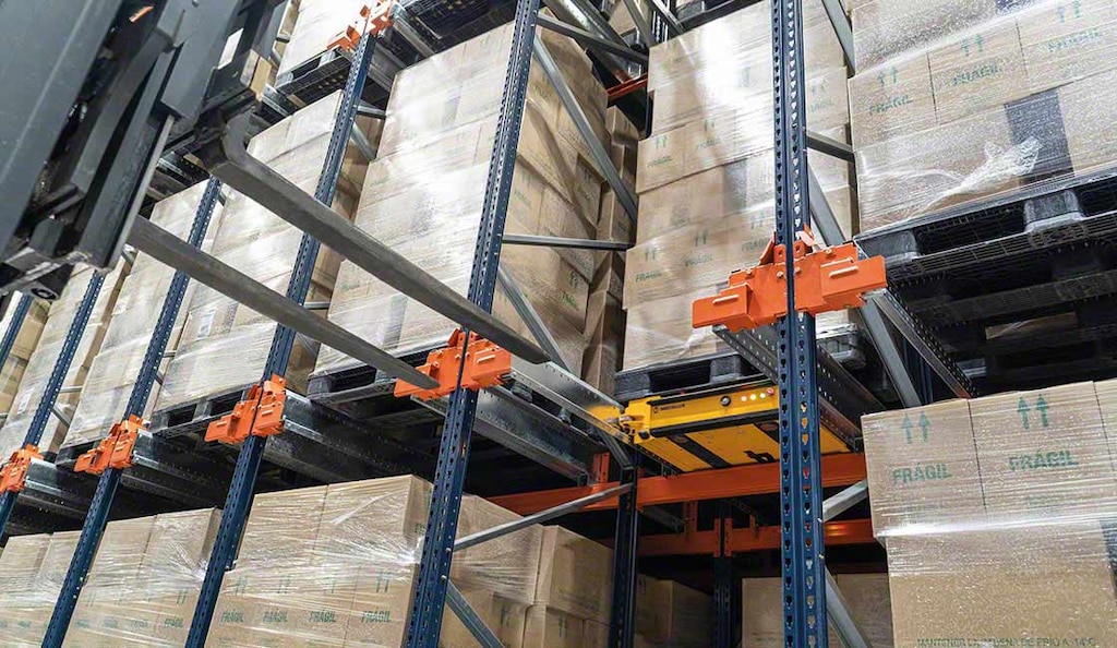 Os Pallet Shuttle reduzem a superfície a ser refrigerada em câmaras frias ou de congelamento