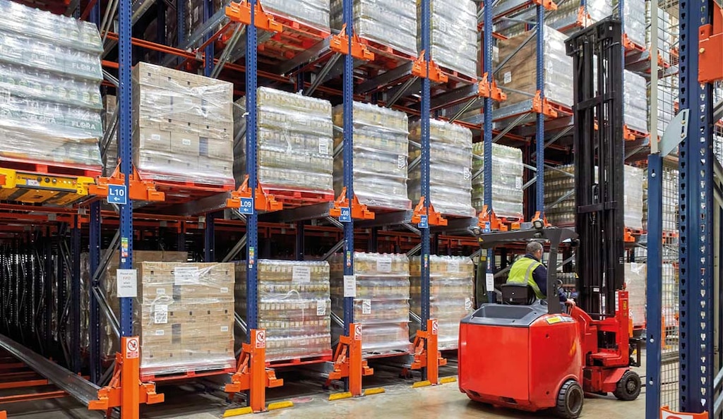 À medida que aumenta a altura de elevação da mercadoria, a capacidade da empilhadeira diminui