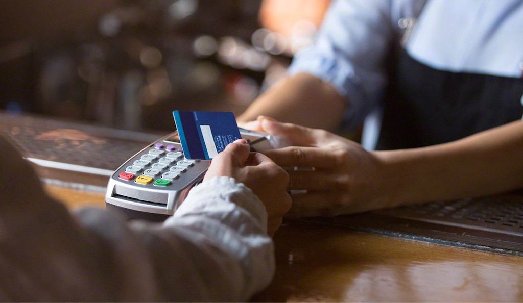 O leitor envia ondas de rádio que ativam a antena do receptor da tag NFC