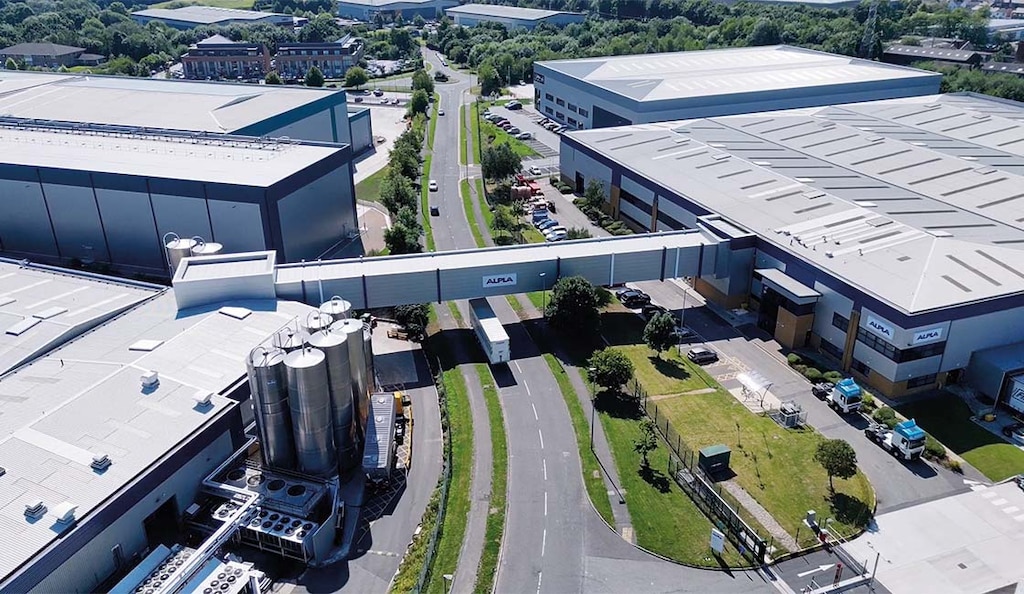 Um armazém central concentra produtos provenientes de uma ou mais fábricas