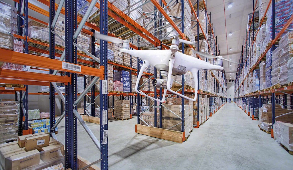 Os drones começam a ganhar destaque no setor logístico como um tipo de robô de armazém eficiente