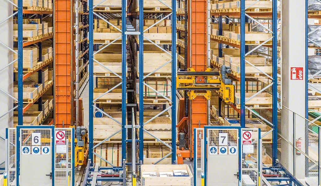 Os transelevadores, um tipo de robô industrial de armazém, otimizam o armazenamento da mercadoria