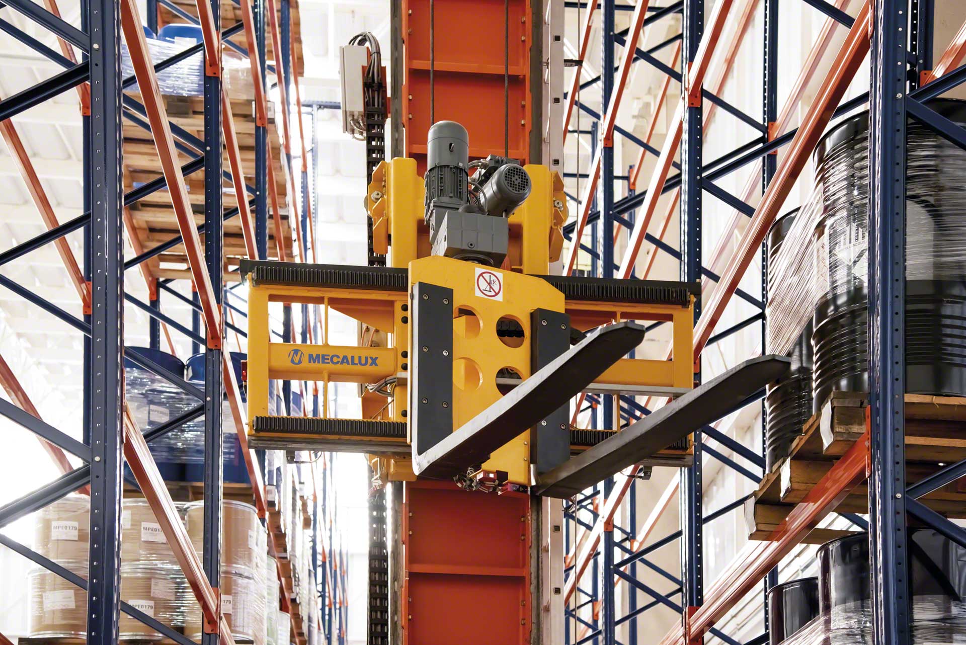 Transelevadores com microprocessador, segurança para a carga e autonomia total Transelevadores com microprocessador, segurança para a carga e autonomia total
