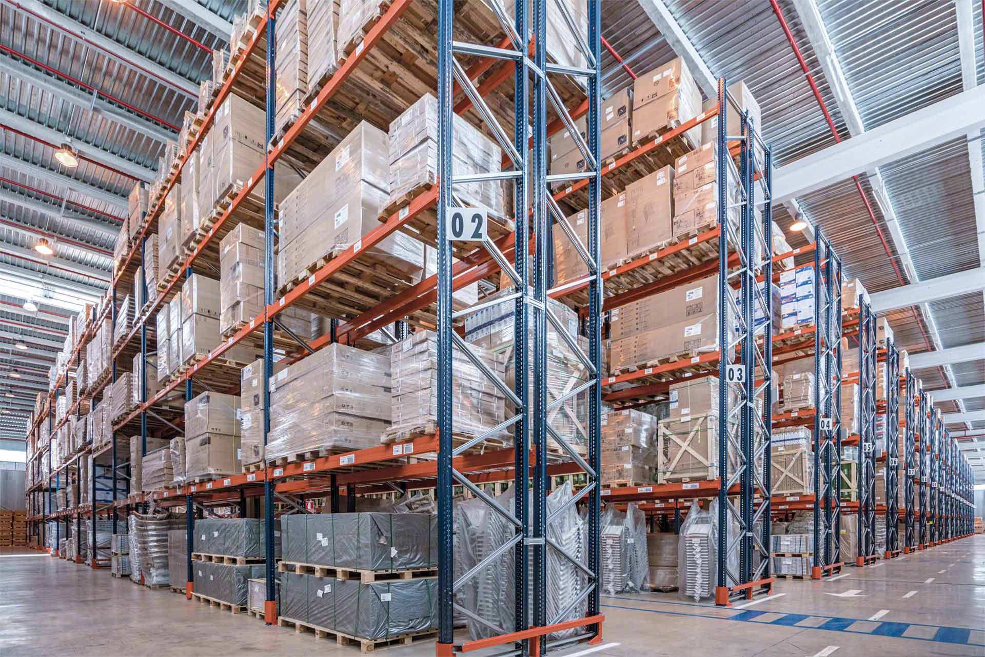 Transit point da Leroy Merlin em Guadalajara com produtos de bricolagem e jardinagem Transit point da Leroy Merlin em Guadalajara com produtos de bricolagem e jardinagem