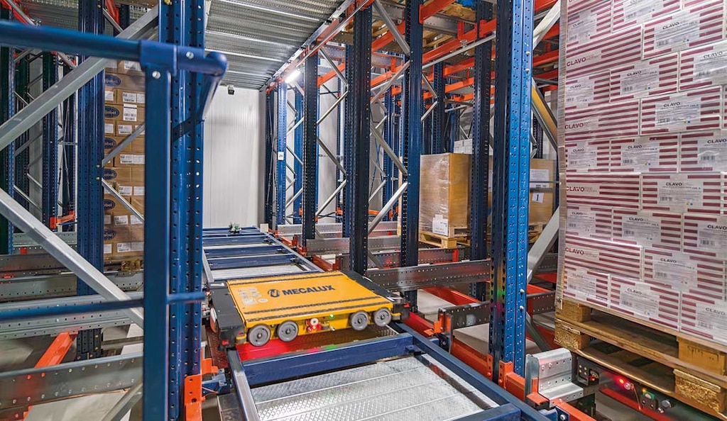 Os transportadores do 4-Way Pallet Shuttle são ideais para grandes centros de distribuição e armazéns a temperaturas abaixo de zero