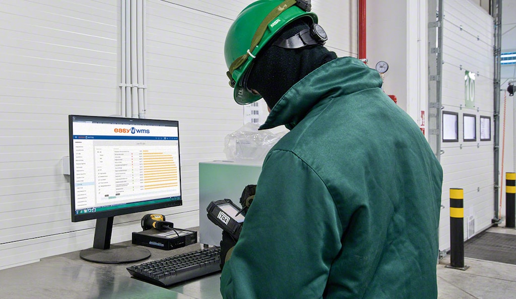 O Sistema de Gerenciamento de Armazém realiza um controle rigoroso da mercadoria em tempo real
