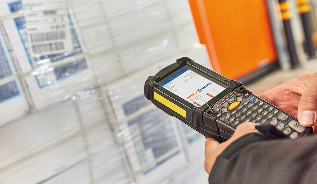 As etiquetas RFID permitem rastrear o estoque nos 'Warehouse Tracking Systems'