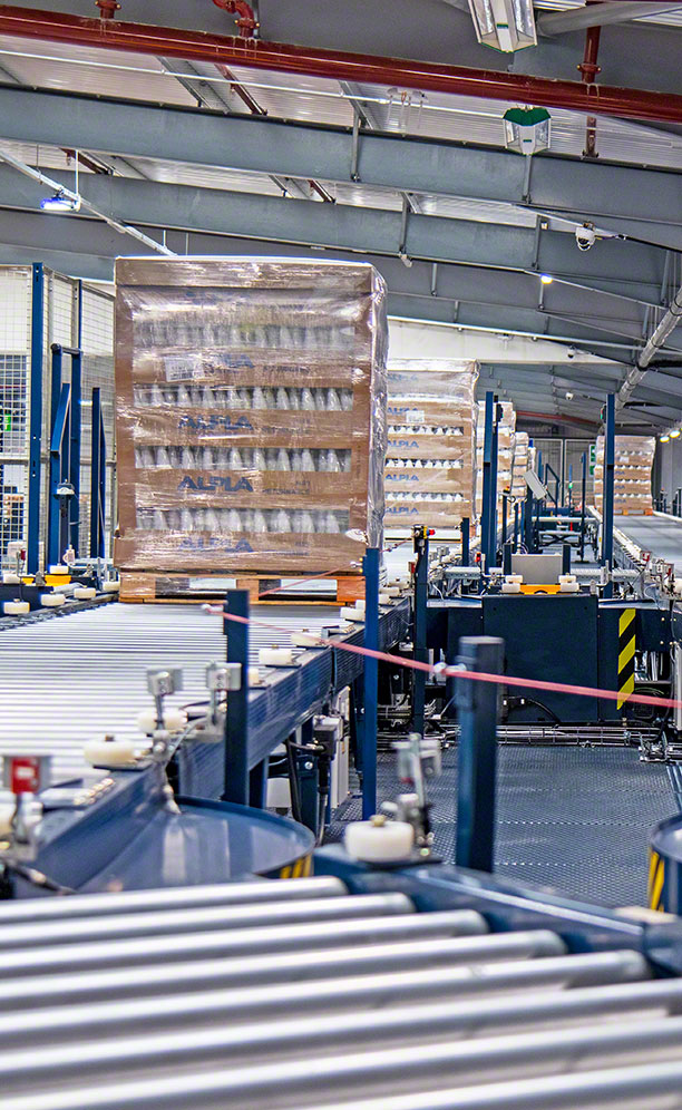 Transportadores automáticos de paletes no centro logístico de ALPLA