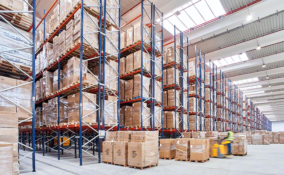 Estantes para paletes no armazém da Aosom com capacidade para 80.000 paletes