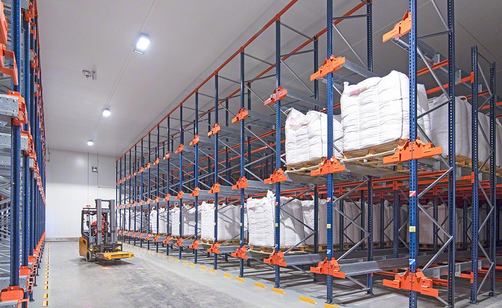 Armazém de Bayer em Trèbes com estantes de sistema Pallet Shuttle