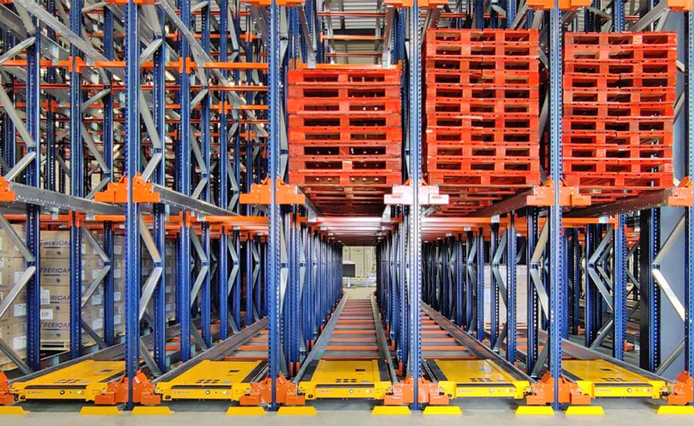 Estantes compactas com o sistema Pallet Shuttle semiautomático de Eau Neuve