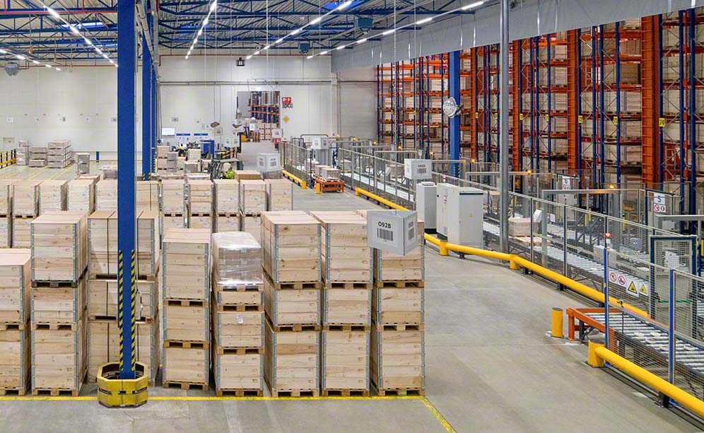 Armazém com transelevadores trilaterais IKEA Components em Malacky, Eslováquia