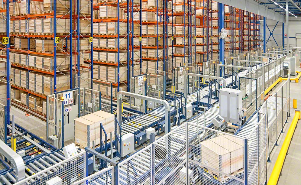 Os transportadores movimentam a mercadoria com total autonomia Os transportadores movimentam a mercadoria com total autonomia