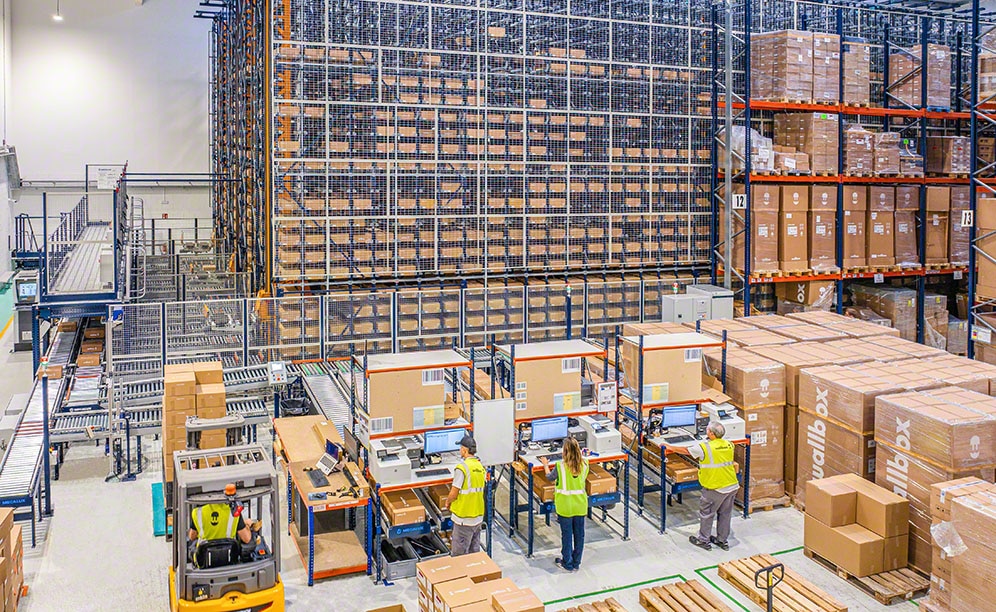 Armazém de componentes de Wallbox com estantes para paletes da Mecalux Armazém de componentes de Wallbox com estantes para paletes da Mecalux