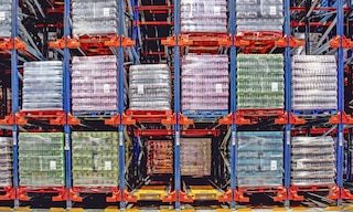 Mecalux amplia o armazenamento de bebidas Coca-Cola HBC com o sistema Pallet Shuttle