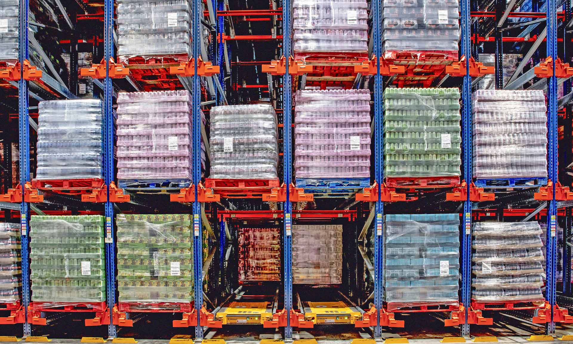 Mecalux amplia o armazenamento de bebidas Coca-Cola HBC com o sistema Pallet Shuttle
