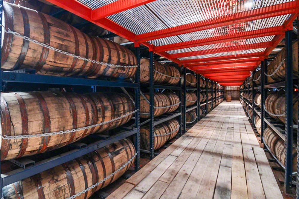 Estantes para barris e tonéis no armazém flutuante de Ingram Whiskey