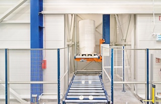 O sistema elevador de paletes permite manusear diferentes tipos de cargas paletizadas