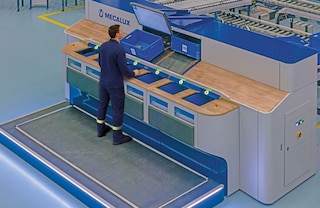 Os operadores seguem as indicações do Easy WMS para preparar os pedidos