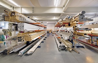 A estante cantilever mais baixa se adapta a instalações de dimensões reduzidas