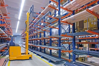 A estante cantilever é especialmente indicada para armazenar tubos
