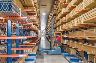 As vantagens da estrutura cantilever da Mecalux são múltiplas: flexibilidade, acesso direto e grande capacidade de carga As vantagens da estrutura cantilever da Mecalux são múltiplas: flexibilidade, acesso direto e grande capacidade de carga