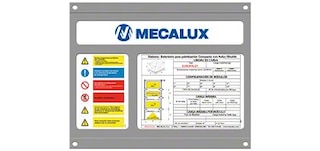 A placa de características exibe as características técnicas das estruturas compactas