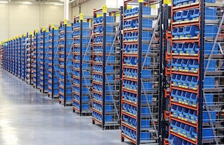 As caixas plásticas bin são muito úteis para armazenar peças pequenas no mini porta palete M55