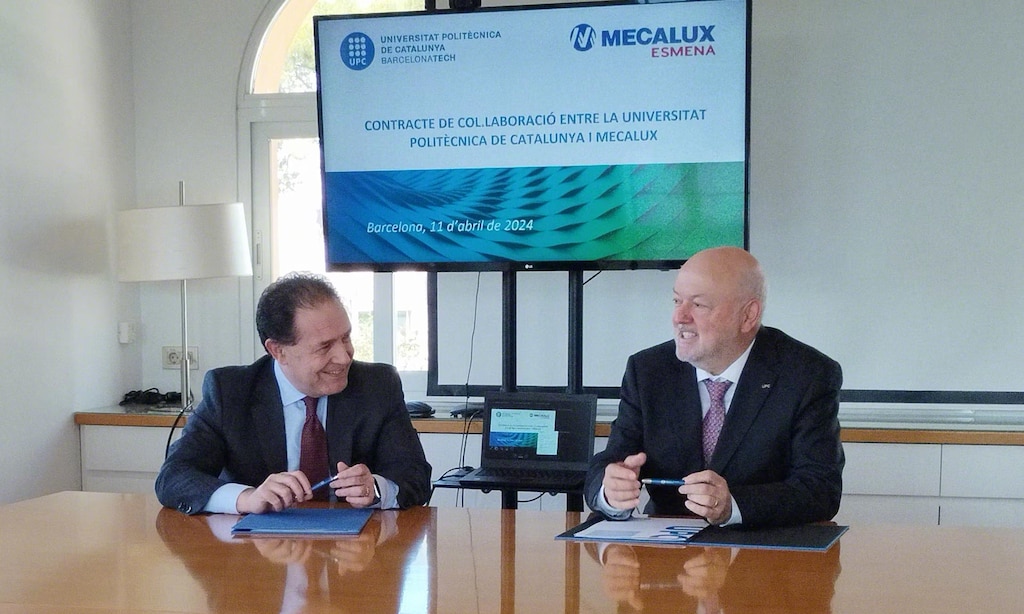 O CEO da Mecalux, Javier Carrillo, e o reitor da UPC, Daniel Crespo, durante a assitura do convênio, em 11 de abril, na sala Talaia da reitoria da UPC, em Barcelona