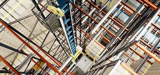 Os elevadores movem os carros entre níveis