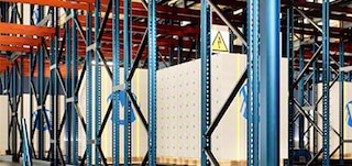 Os montantes e longarinas formam as estantes onde os paletes são depositados