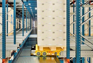 O Pallet Shuttle 3D chega à localização atribuída para depositar o palete