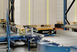 Um shuttle 3D coleta o palete e inicia seu percurso