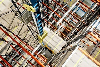 Se necessário, o shuttle 3D transfere o palete para um nível superior