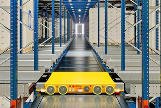 O shuttle 3D retorna à circulação depois de depositar o palete
