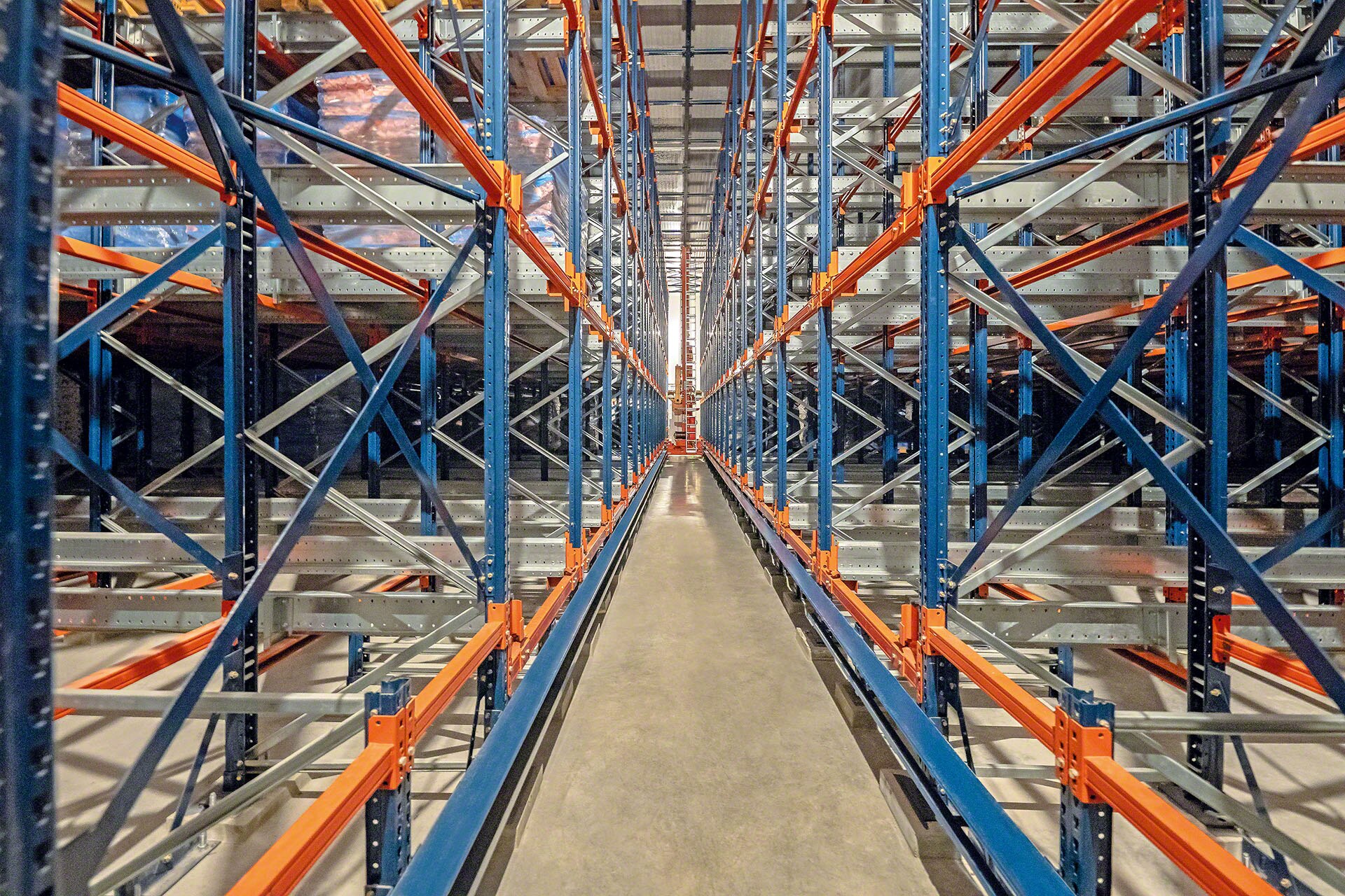 O Pallet Shuttle automático garante a máxima eficiência nos sistemas de armazenagem compactos