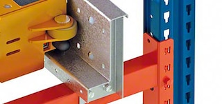 Os trilhos estão localizados no interior dos canais de armazenamento do sistema Pallet Shuttle automático