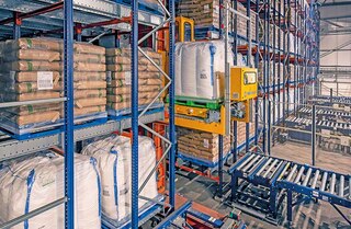 As vantagens proporcionadas pelo Pallet Shuttle automático são o aumento da produtividade e da capacidade de armazenamento